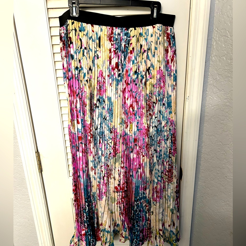 Beautiful pleated maxi skirt with elastic waistband